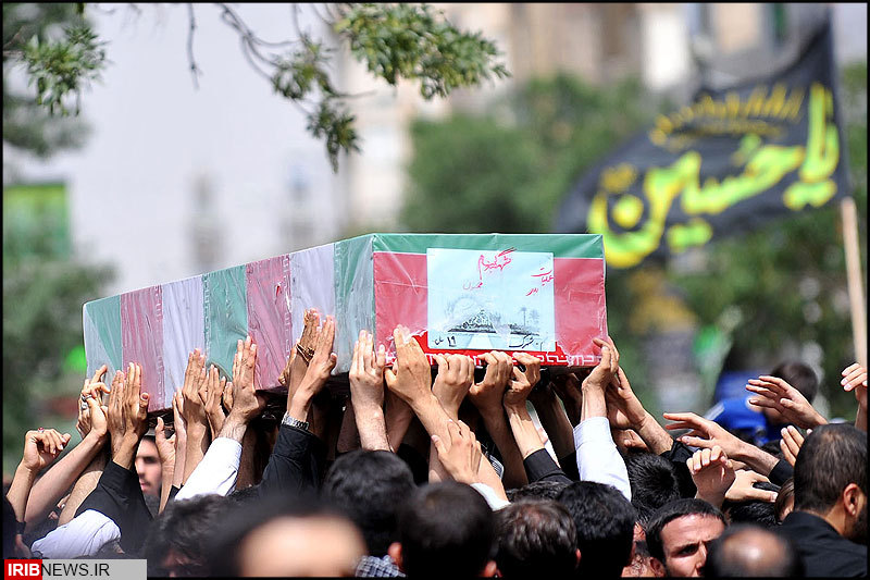 تشییع پیکر شهید گمنام در کرمانشاه بر دستان مردم قدر شناس