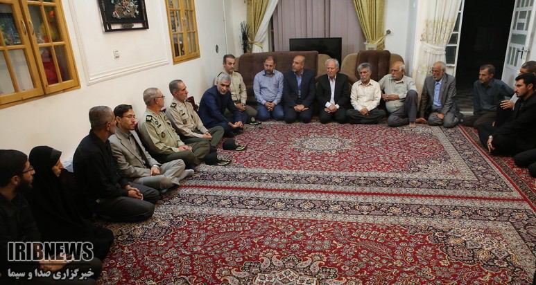 دیدار استاندار فارس با خانواده دو سرباز جان باخته