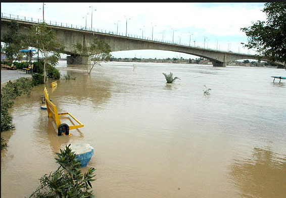 ممنوعیت تردد در بخشی از جاده ساحلی اهواز با بالا آمدن آب کارون ممنوعیت تردد در بخشی از جاده ساحلی اهواز با بالا آمدن آب کارون