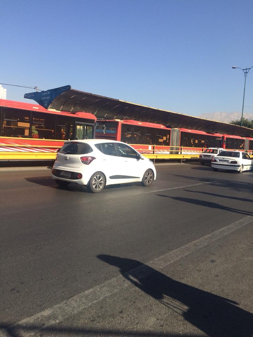 قطار اتوبوس های متوقف شده در بزرگراه چمران