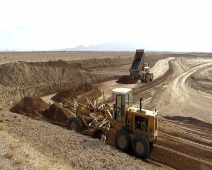 آغاز اصلاح و مرمت بند خاکی روستای پیکان در جرقویه سفلی