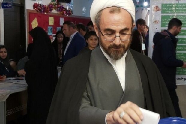 امامجمعه ایلام رای خود را به صندوق انداخت امامجمعه ایلام رای خود را به صندوق انداخت