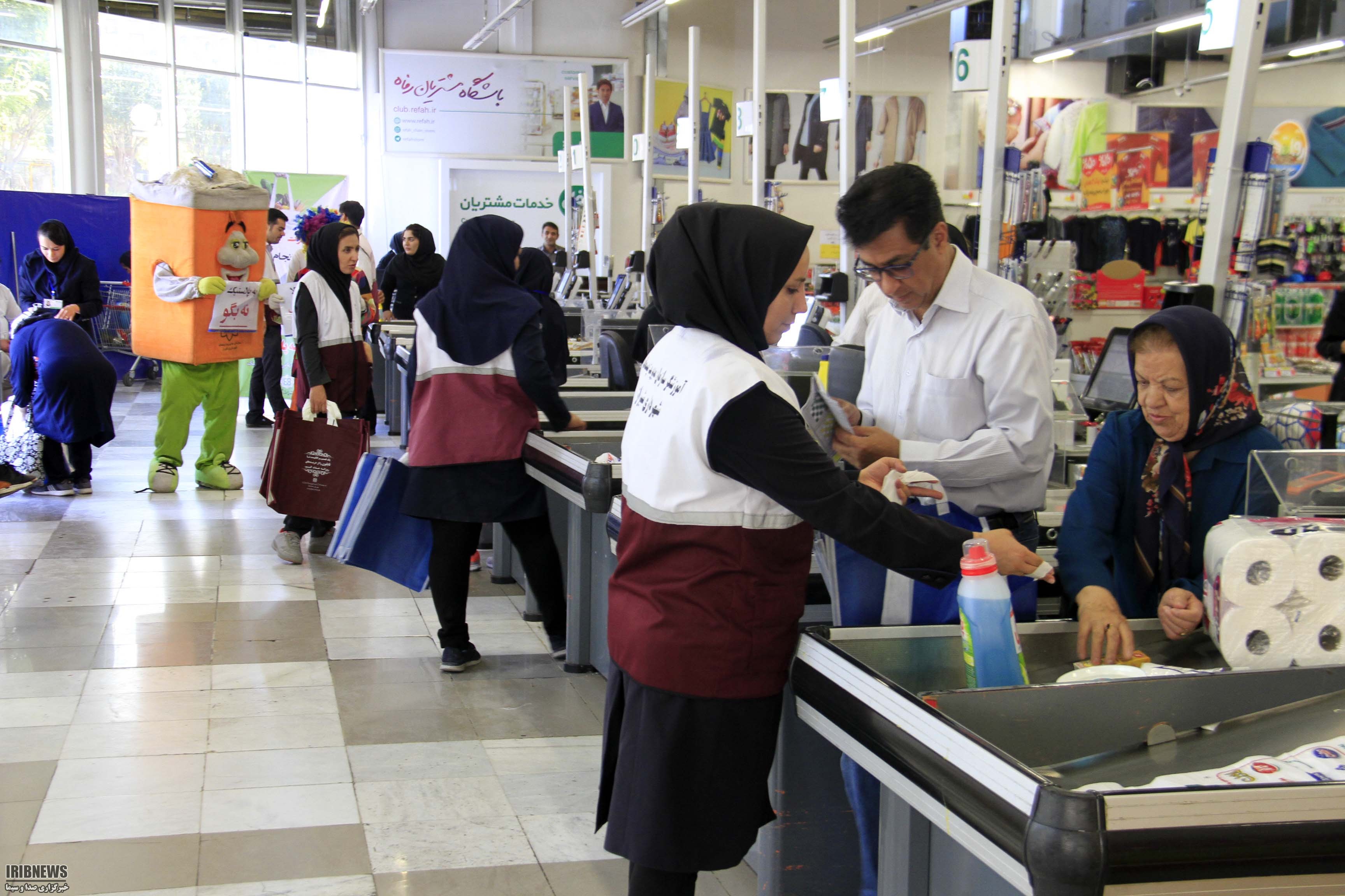 توزیع کیسه&zwnj;های بادوام در چند فروشگاه زنجیره&zwnj;ای شیراز