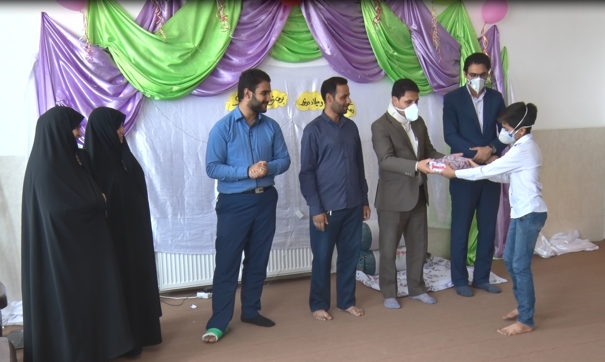 تجلیل از حافظان قرآن و برگزیدگان مسابقه نقاشی کرونا درمیبد