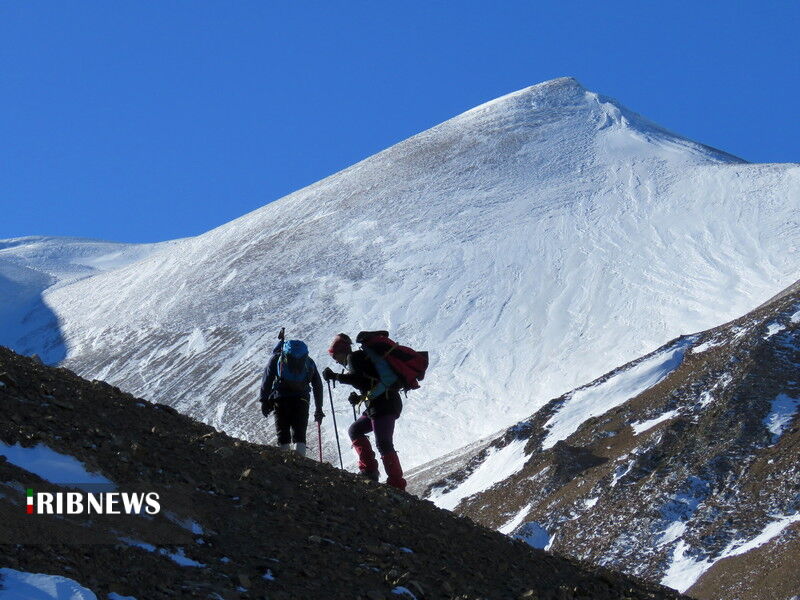فتح قله ۴ هزار متری سنبران لرستان توسط بانوان مهابادی فتح قله ۴ هزار متری سنبران لرستان توسط بانوان مهابادی