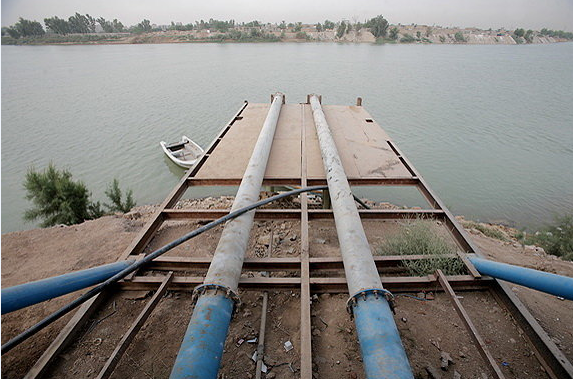 حتی یک لیتر از آب خوزستان به خارج از کشور منتقل نمی‌شود.