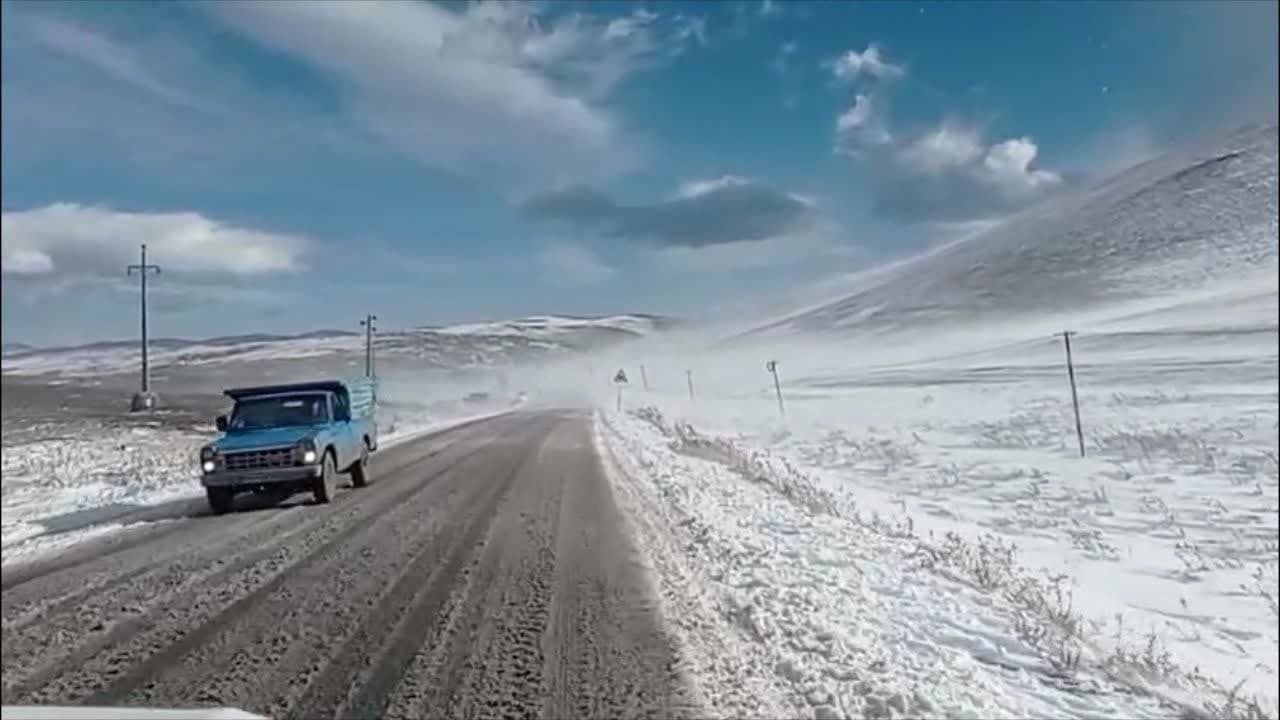 بارش سنگین برف راه ۶۰ روستارا در شهرستان خوی بست 