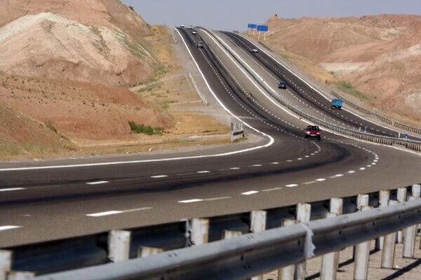 جاده کنارگذر شهر تربت جام زیر بار ترافیک قرار گرفت