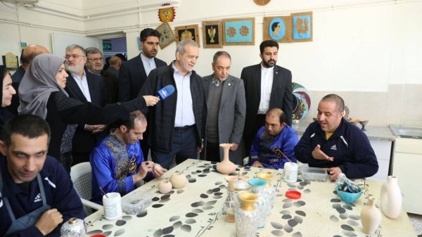 بازدید آقای پزشکیان از مرکز خیریه و نیکوکاری ریحانه‌النبی اسلامشهر