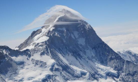 صعود کوهنورد خراسان شمالی به قله ماکالو صعود کوهنورد خراسان شمالی به قله ماکالو
