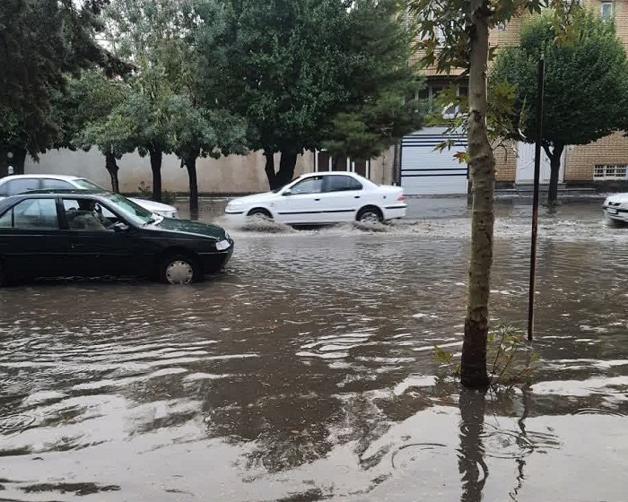 بارش رگباری باران و گرفتگی معابر در سلماس بارش رگباری باران و گرفتگی معابر در سلماس