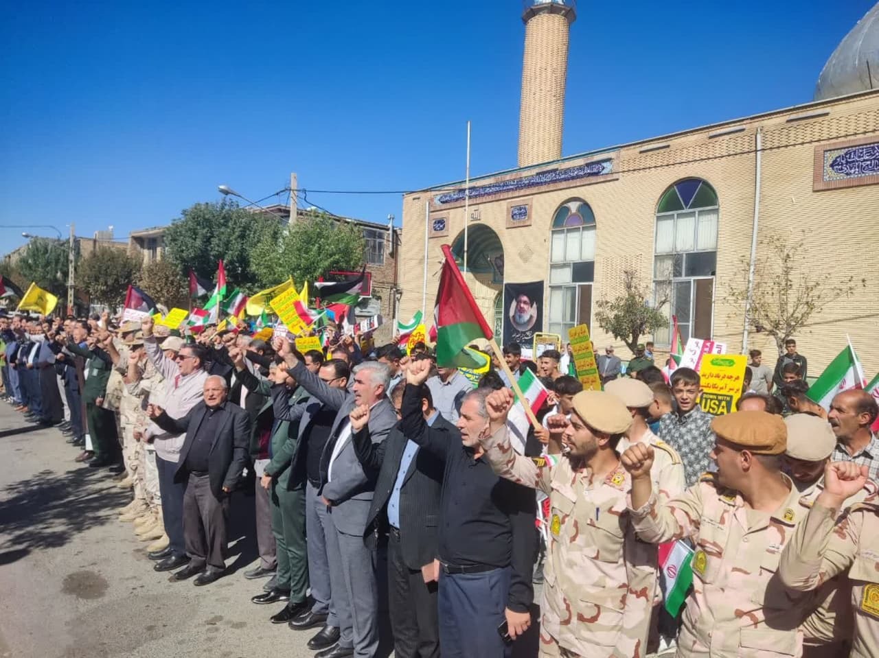 تجمع مردمی در پی شهادت دبیر کل حزب الله لبنان 