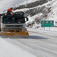 برف‌روبی و نمک‌پاشی ۷۷ کیلومتر از راههای شهرستان پیرانشهر