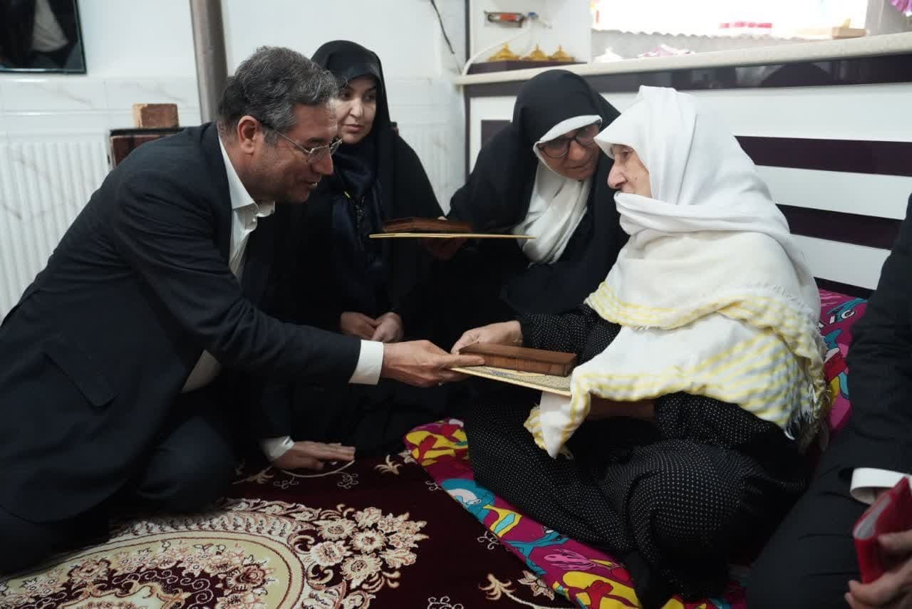 دیدار استاندار آذربایجان‌غربی با خانواده شهید یونس تقی زاده