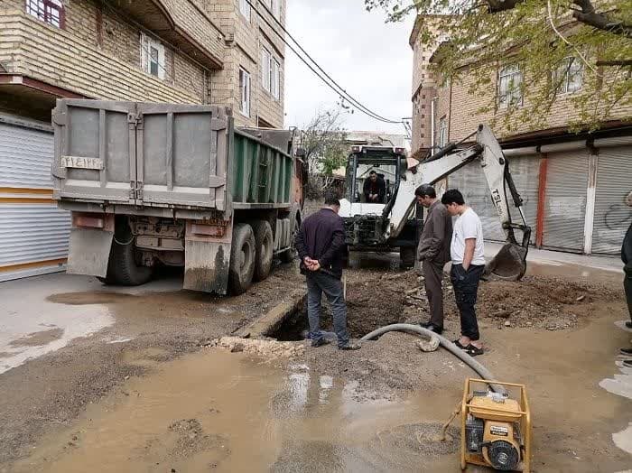 ترمیم شکستگی لوله آب شرب در خیابان امام رضا (ع) ۲ ارومیه