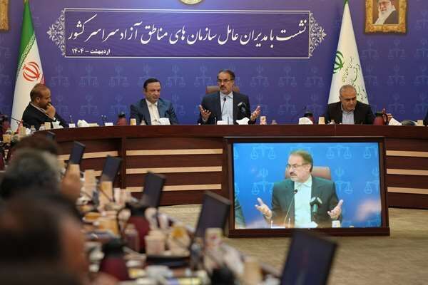 مدیران مناطق آزاد نباید در تهران باشند