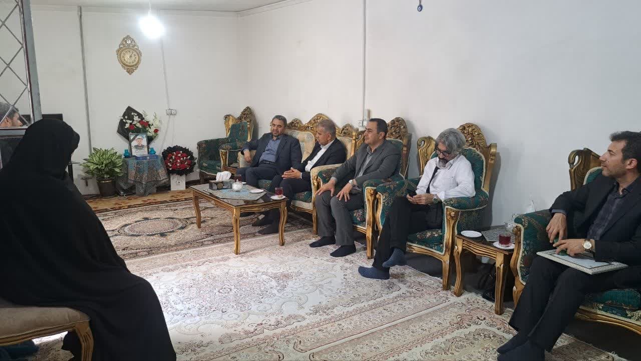 تکریم خانواده شهید خلف خانی، از شهدای دفاع مقدس ۱۲ روزه در ارومیه