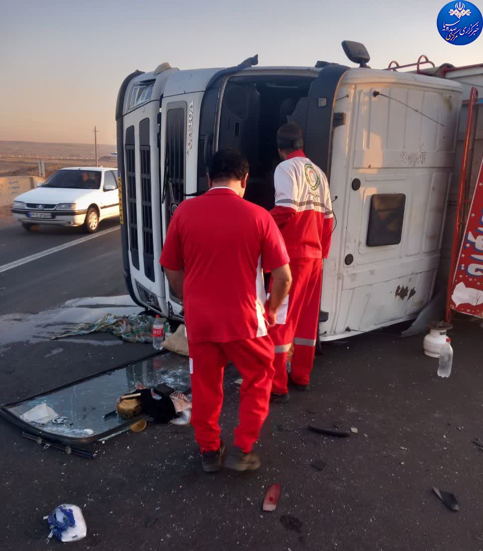 واژگونی کامیون در محور ساوه به تهران