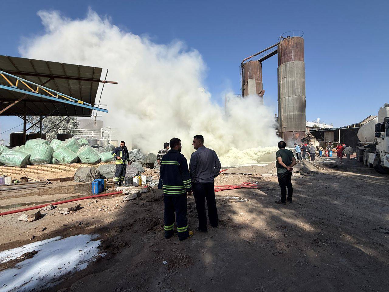 ادامه عملیات اطفای حریق در شهرک صنعتی جنت آباد ایوانکی