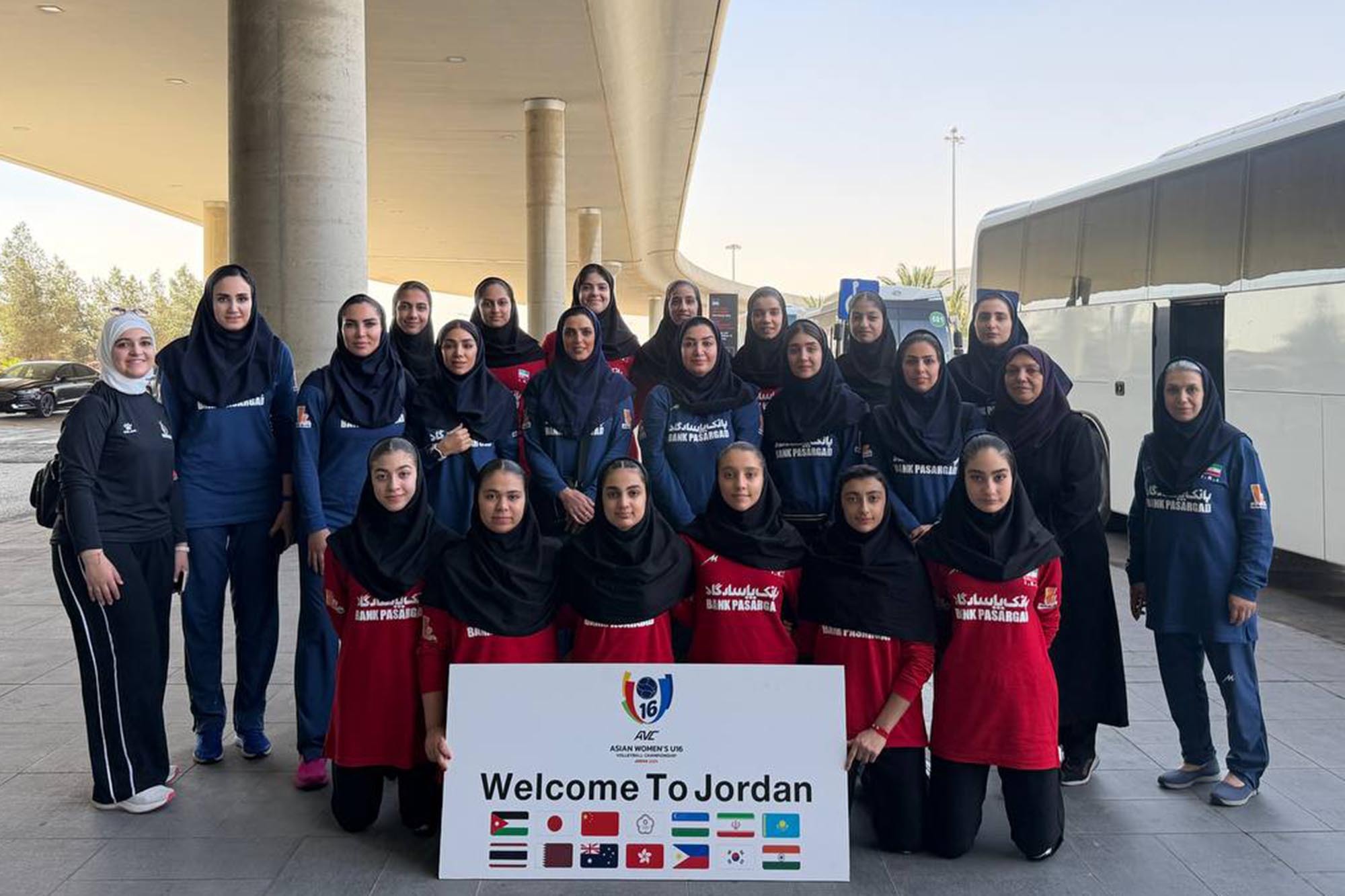 تیم والیبال دختران زیر ۱۶ سال ایران وارد امان شد تیم والیبال دختران زیر ۱۶ سال ایران وارد امان شد