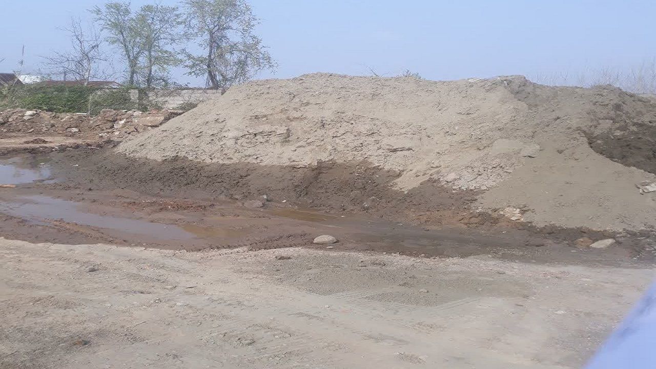 کشف دپوی بیش از ۲۰۰ تن ماسه دریایی بدون مجوز در رشت