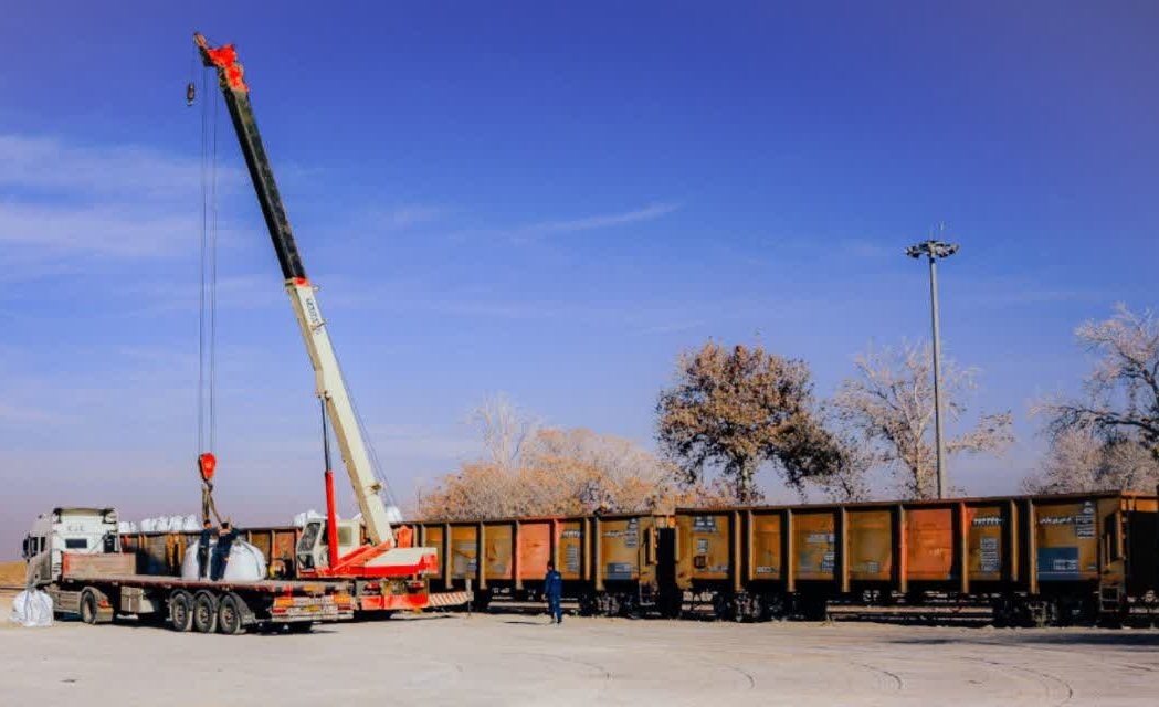 بارگیری ۱۵۰ هزار تن جامبوبگ سیمان از قم به مقصد روسیه