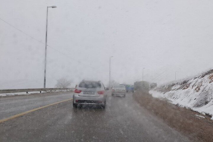 مه‌گرفتگی شدید و بارش برف در محور‌های کوهستانی و گردنه‌های آذربایجان‌غربی