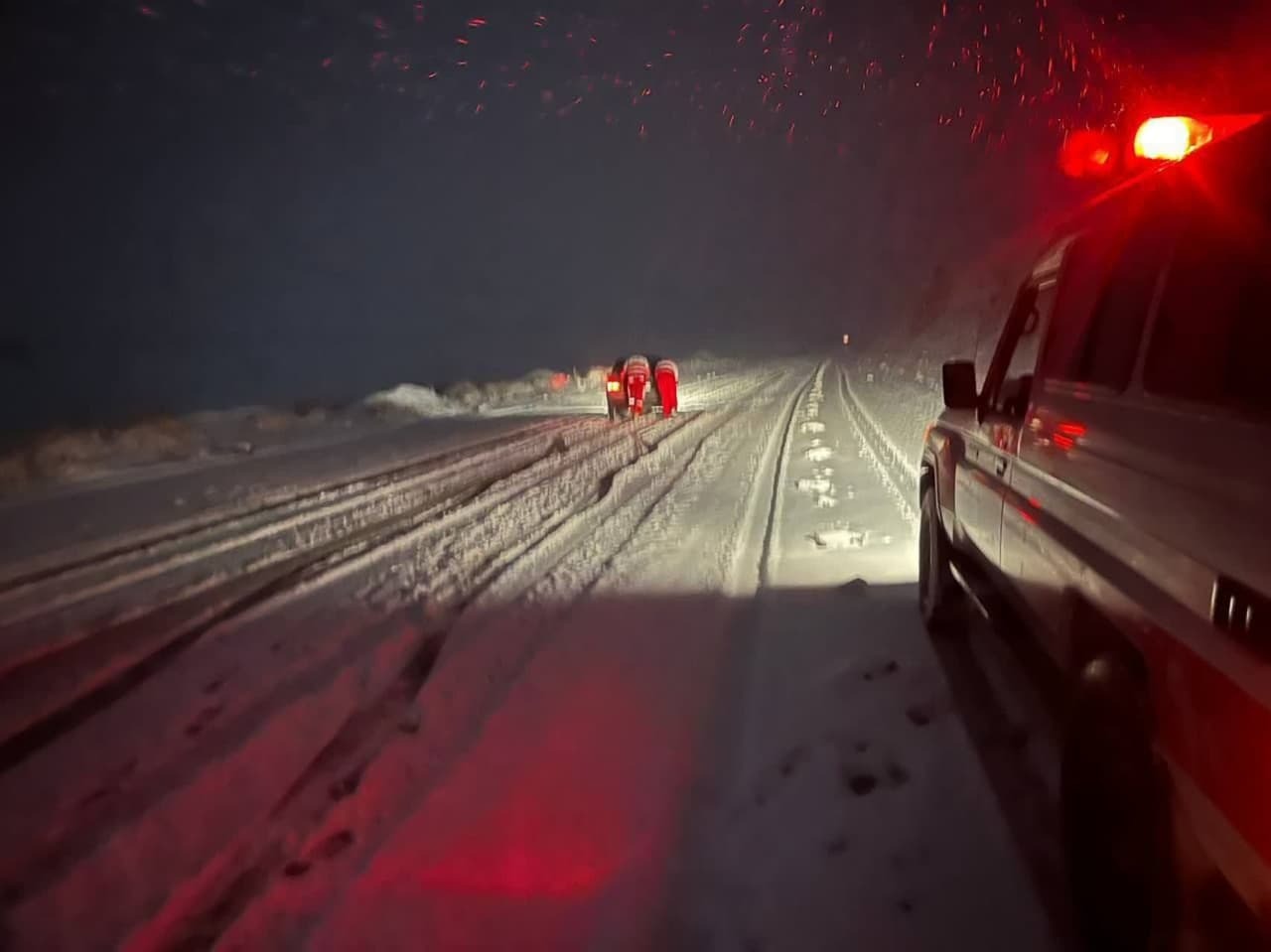 امدادرسانی راهداران ماهنشان به بیش از ۴۰ خودروی گرفتار در برف